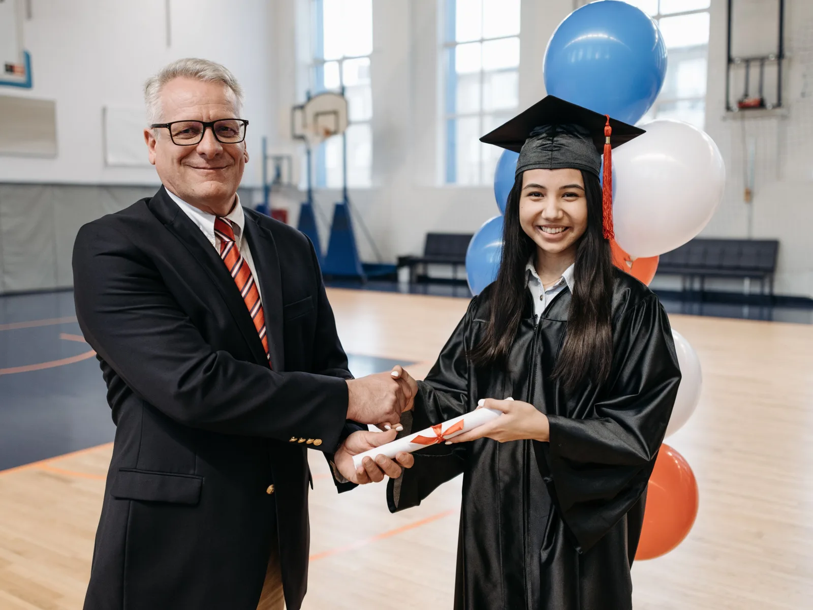 Remise d’un diplôme, deux mains se serrent